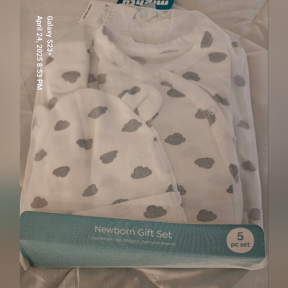 Newborn Gift Set with Gray Heart Pattern
